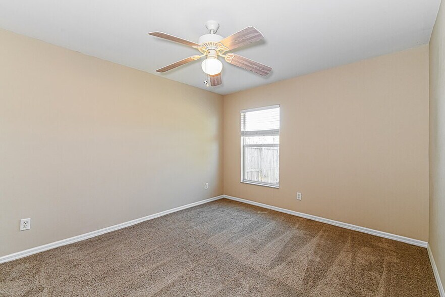 Building Photo - 515 SE 26th Terrace