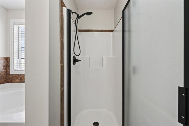Building Photo - 566 Falkland Cir