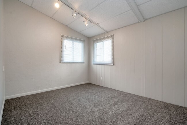 Building Photo - Beautiful Newly Renovated 3 Bed - 1 Bath Pet Friendly Home in Bountiful! Available NOW!