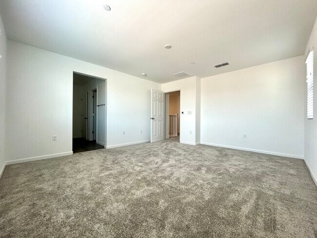 Building Photo - Beautiful Newer 4 Bedroom 3 Bathroom with ...
