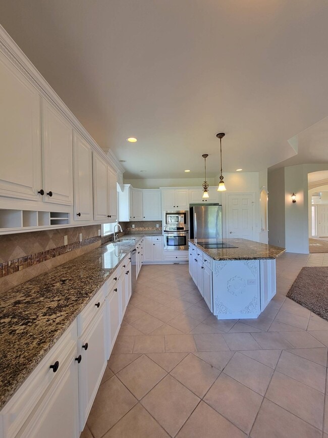 Building Photo - 1200 W Canyon Lakes Dr