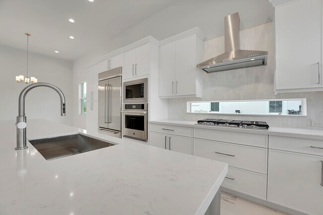 Building Photo - 9341 Crestview Cir