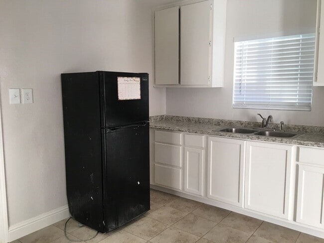 Building Photo - MOVE-IN SPECIAL