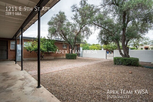 Building Photo - 1211 E 9th St