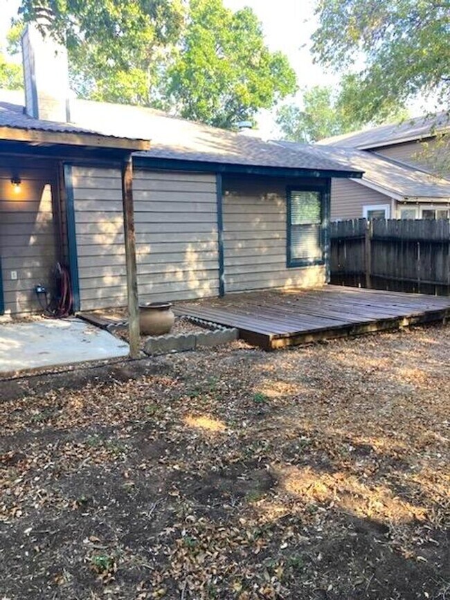 Building Photo - Spacious open concept ranch - pets allowed