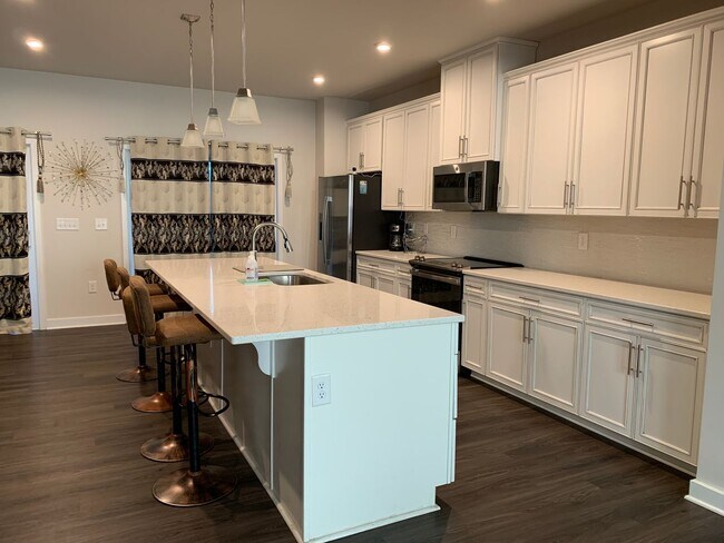 Building Photo - AUGUST SPECIAL!!! 4-bedroom, 3.5-bath town...