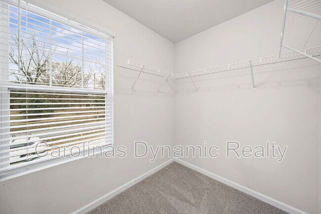 Building Photo - 916 S Battleground Ave