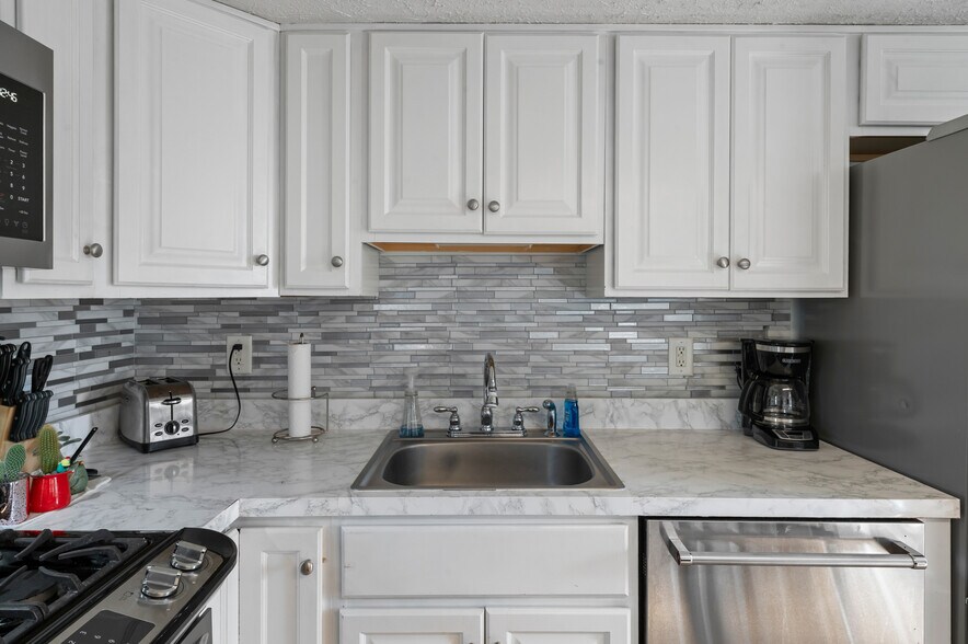 Building Photo - 104 7th Ave