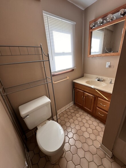 Building Photo - 117 Short St