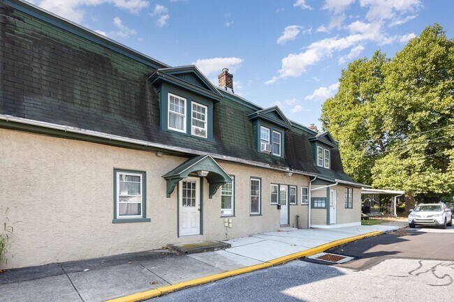 Building Photo - 342 N Cedar St