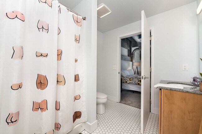 Building Photo - 2 Bedroom 2 Bath Loft Along the Little Mia...