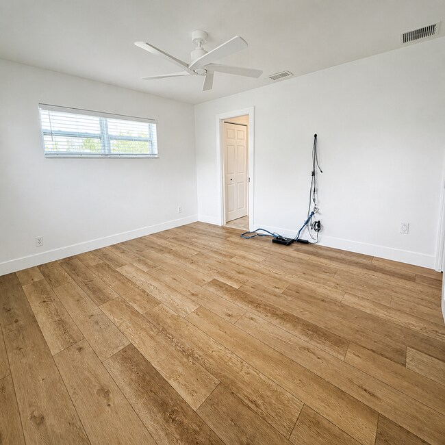 Building Photo - Updated 2/2/1 Home in Northeast St. Petersburg!