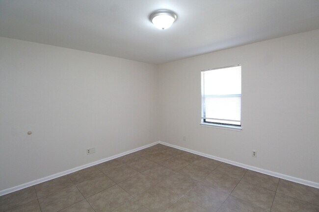 Building Photo - 2-Bedroom Apt. with Walk-In Closet & Private Deck