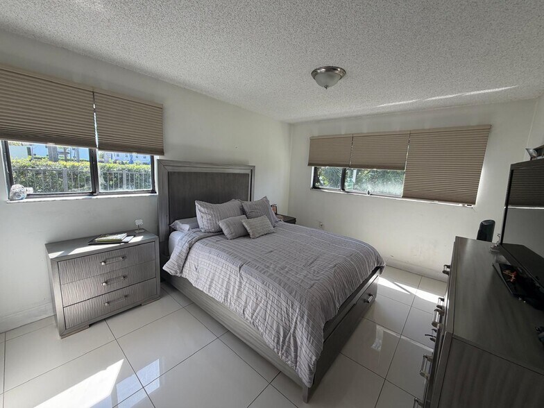 Building Photo - 468 NE 206th Ln