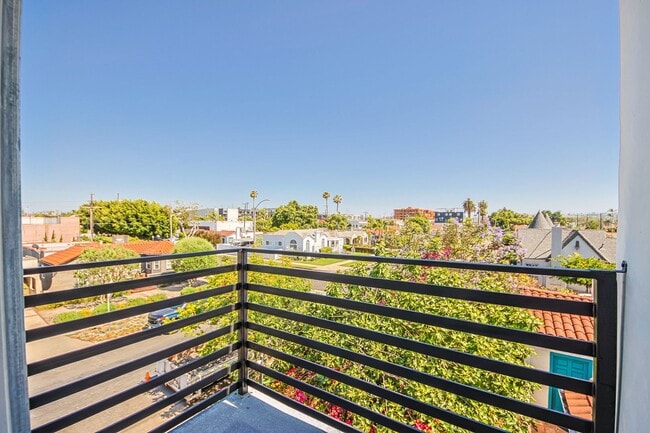 Building Photo - 2851 S Victoria Ave