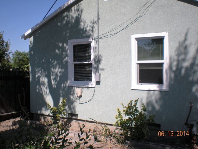 Building Photo - 553 W Whittier Ave
