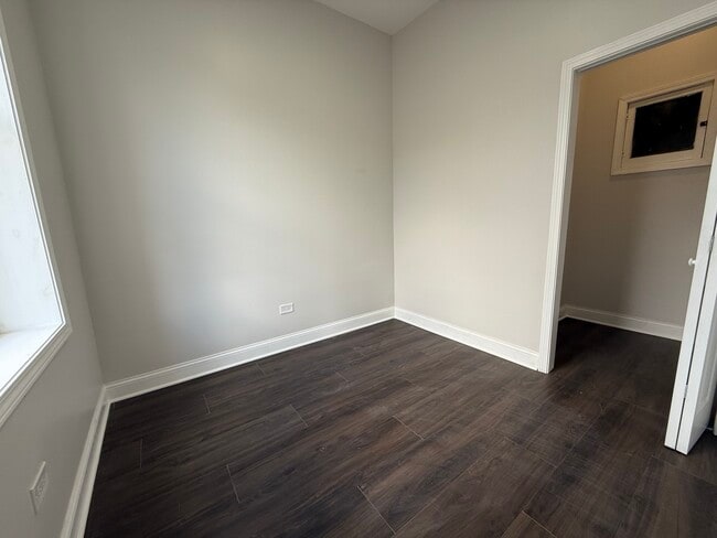 Building Photo - 2533 S Drake Ave