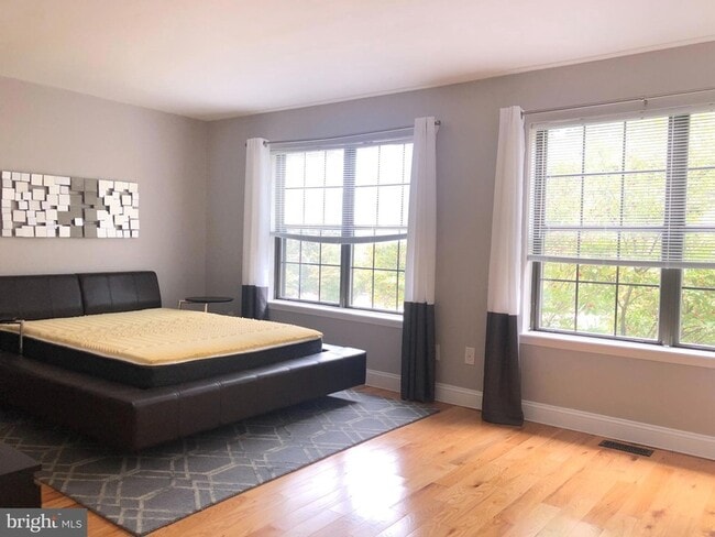 Building Photo - 5 Algonquin Ct