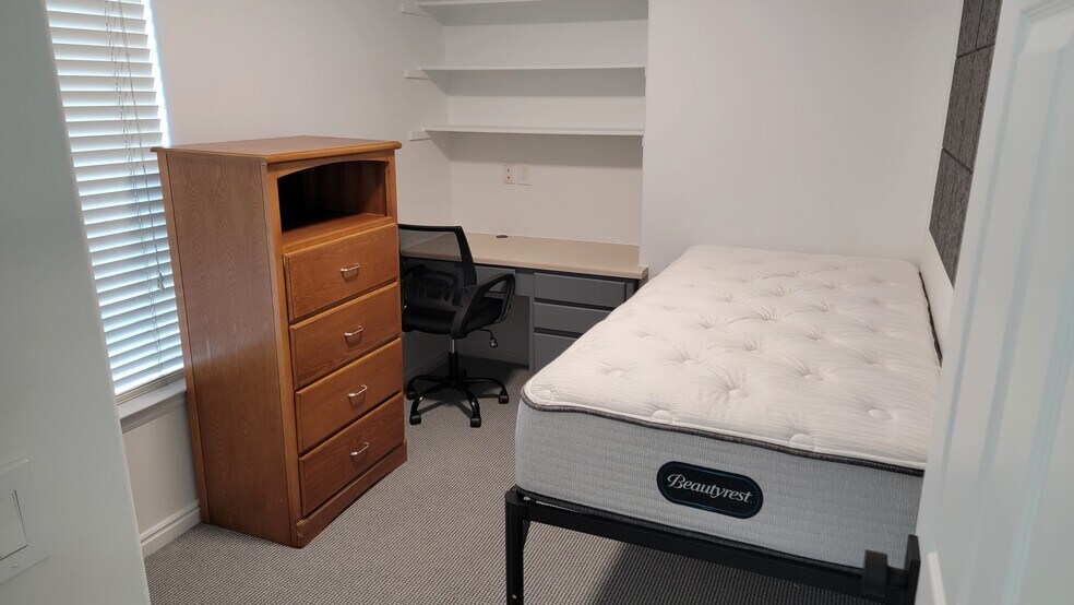 Building Photo - 591 N University Ave