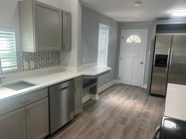 Building Photo - Remodeled North Hyde Park Bungalow