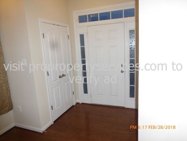 Building Photo - Beautiful Luxury Townhome Near Everything!