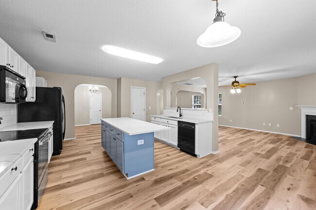 Building Photo - 5 Thorton Ct