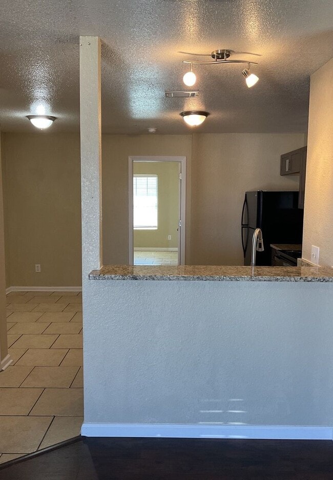 Building Photo - AVAILABLE NOW!