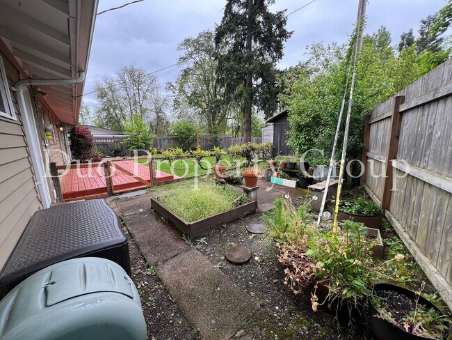 Building Photo - Edgewood South Eugene Home