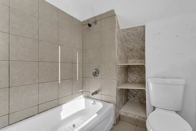 Building Photo - 13R Plain St