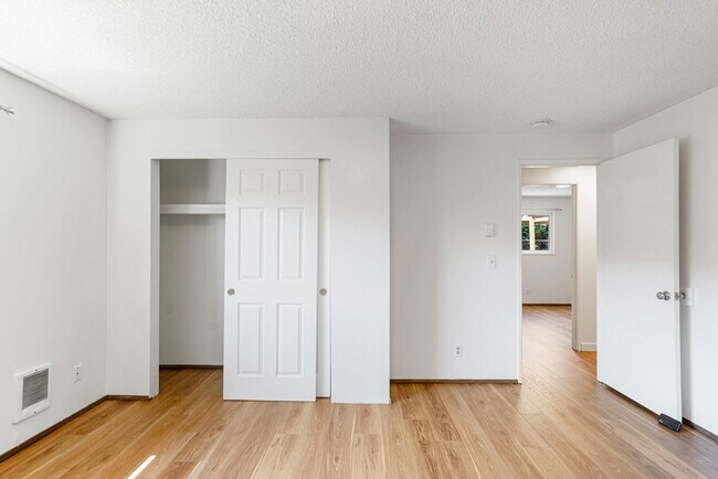Building Photo - State Duplex - VPM482830S-6