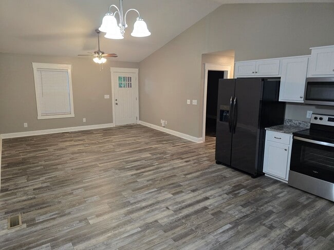 Building Photo - VERY NICE 3/2 HOUSE IN TUNNEL HILL