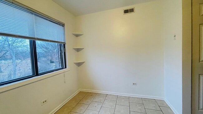 Building Photo - 6015 Lakeside Pl