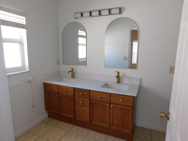 Building Photo - 3405 Willow Branch Ln