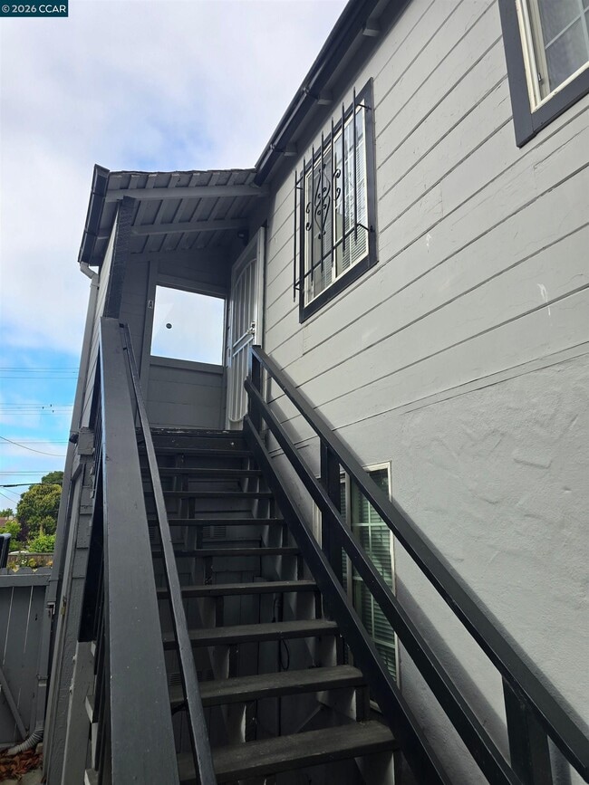 Building Photo - 2347 Roosevelt Ave