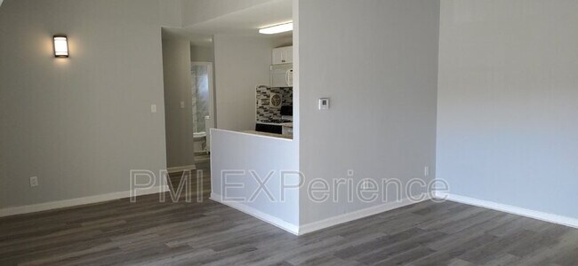 Building Photo - 7617 Fontainebleau Dr