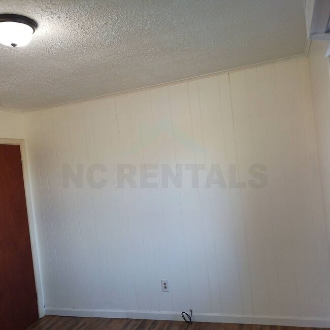 Building Photo - COMING SOON: Recently Renovated 2-Bedroom ...