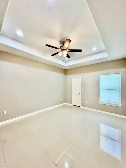 Building Photo - 1022 Escondido Ln E