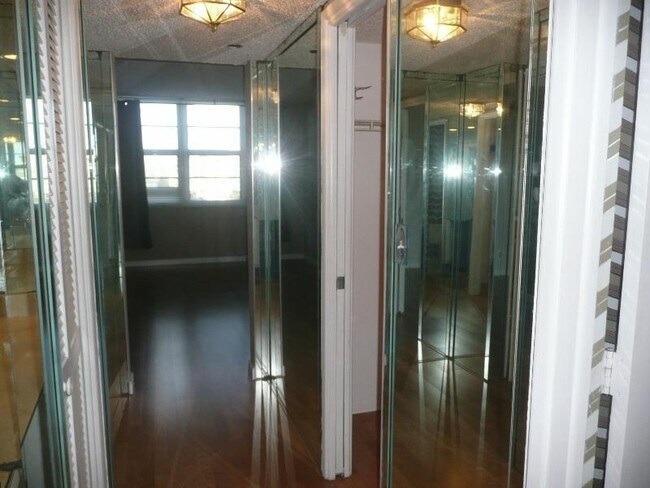Building Photo - 4015 W Palm Aire Dr