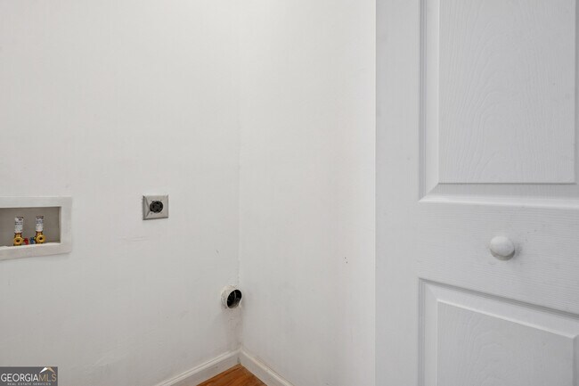 Building Photo - 1335 E Washington Ave