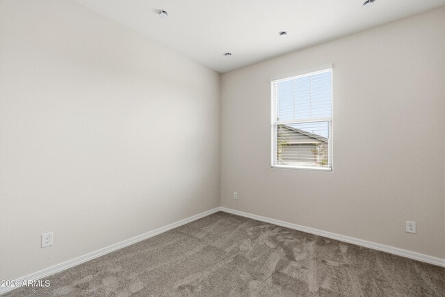 Building Photo - 932 W Macaw Dr