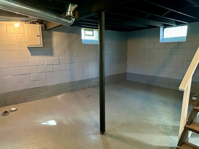 Building Photo - Beautiful Brick Bungalow