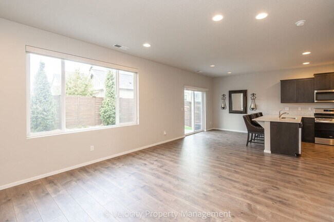 Building Photo - Beautiful 4 Bedroom Home in SE Bend with putting green!