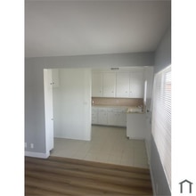 Building Photo - 1360 W 38th St