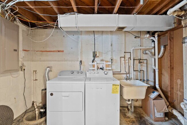 Building Photo - Spacious Single-Family Home with Versatile Living Spaces