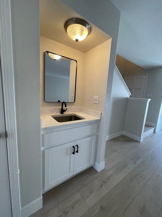 Building Photo - Beautiful Updated 3 Bedroom, 2 1/2 Bath Condo