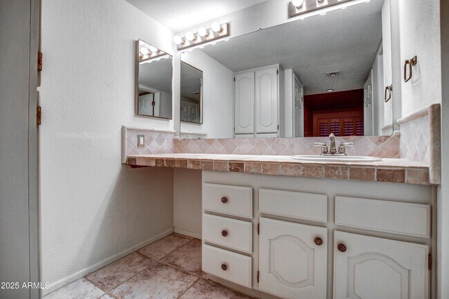 Building Photo - 4303 E Cactus Rd