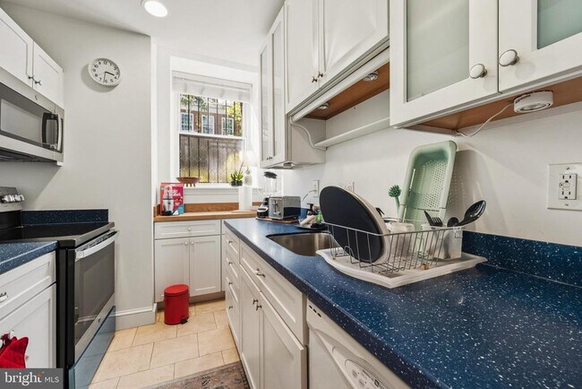 Building Photo - 301 G St NE