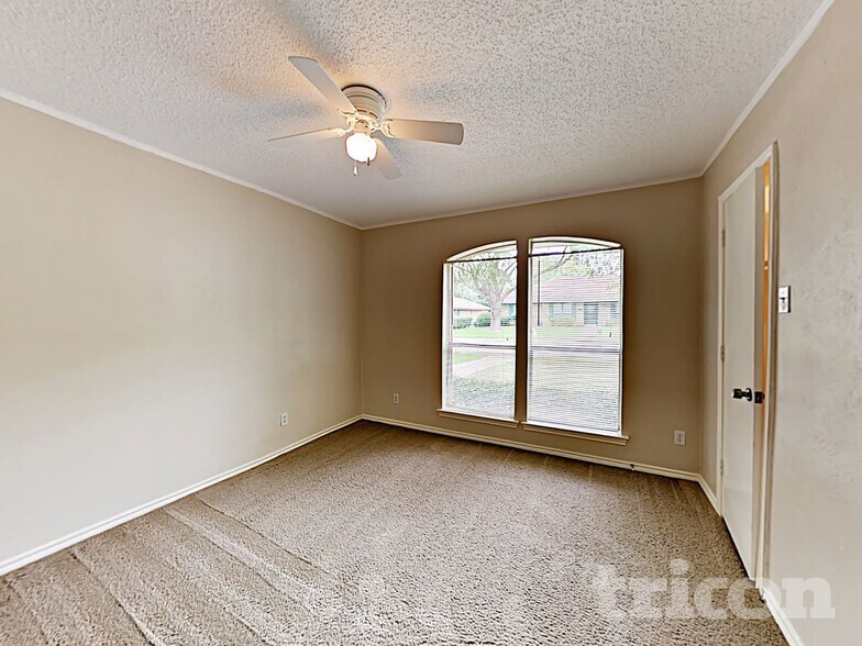 Building Photo - 737 SE 3rd St