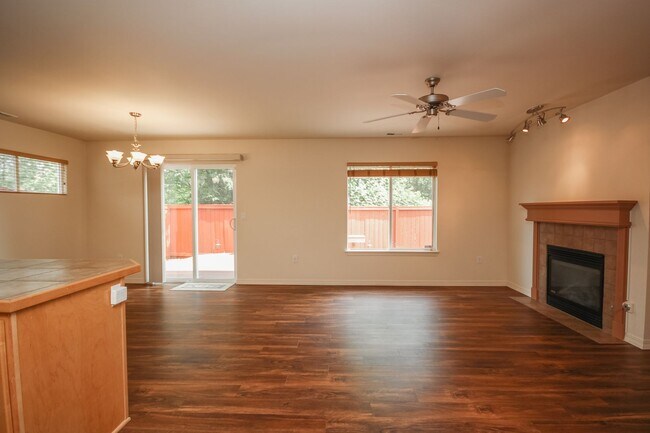 Building Photo - Lovely 3 Bedroom Auburn Condo