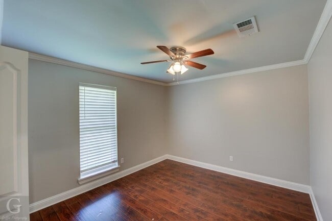 Building Photo - 425 Plaza Cir